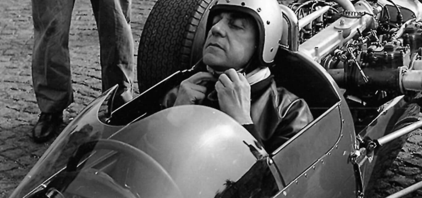 Karl Abarth allaccia il casco prima del record di Monza